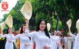 {ẢNH] Thiếu nữ Hà thành làm bừng sáng phố phường trong tà áo dài truyền thống